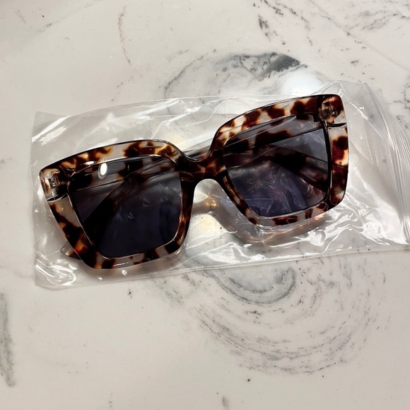 Oversized Square Leopard Print Frame Sunglasses - Picture 2 of 5